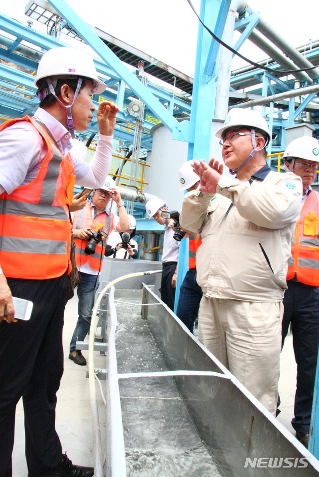 【봉화=뉴시스】김진호 기자 = 26일 경북 봉화군 영풍석포제련소에서 열린 '언론인 및 전문가 초청 간담회'에서 한 환경단체 회원이 정화처리 후 낙동강으로 내보내는 방류수에 대해 공장관계자와 격론을 벌이고 있다. 2018.07.26 kjh9326@newsis.com