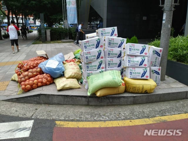 서울시청앞 웬 청과물 더미…숨은 사연은?