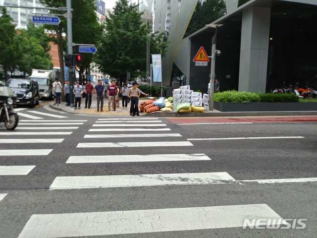 서울시청앞 웬 청과물 더미…숨은 사연은?
