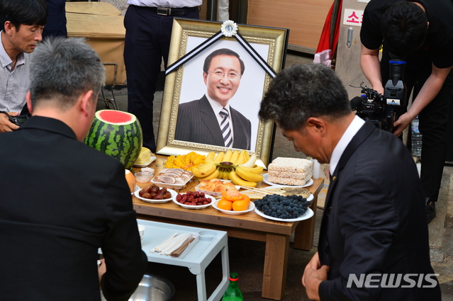 【창원=뉴시스】김기진 기자 = 26일 고(故) 노회찬 정의당 원내대표의 지역구인 경남 창원시 성산구 반송시장에서 김영훈(좌측) 정의당 노동본부장이 노제를 올리고 있다. 우측은 여영국 정의당 경남도당 위원장. 2018.07.26. sky@newsis.com