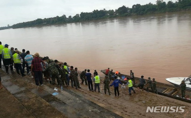 【서울=뉴시스】 보트로 운송된 구호물자 전달을 위해 노란색 조끼를 입은 한국서부발전 현지직원들이 참여하고 있는 모습. (제공 = 서부발전)
