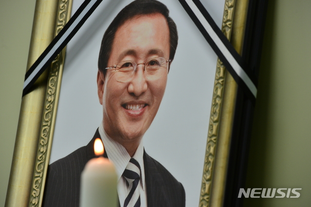 【창원=뉴시스】김기진 기자 = 26일 고(故) 노회찬 정의당 원내대표가 영정 속에서 환하게 미소짓고 있다. 2018.07.26.&nbsp; sky@newsis.com