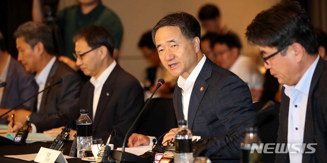 【서울=뉴시스】고범준 기자 = 박능후 보건복지부 장관이 26일 오전 서울 영등포구 콘래드 서울 호텔에서 열린 2018년도 제5차 국민연금기금운용위원회에서 모두발언을 하고 있다. 2018.07.26.&nbsp; bjko@newsis.com