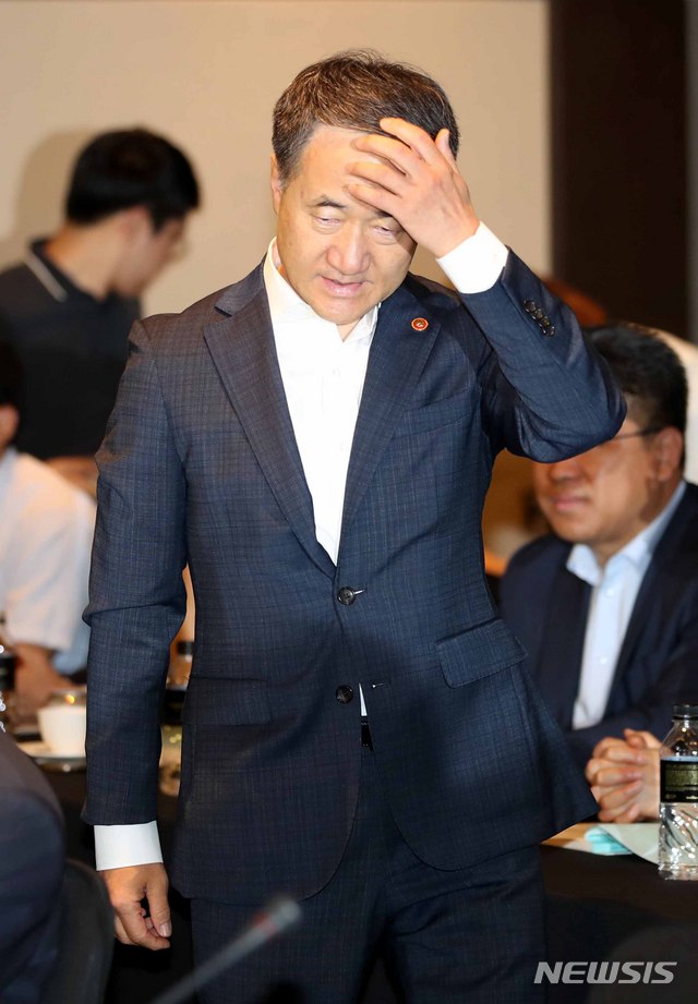 【서울=뉴시스】고범준 기자 = 박능후 보건복지부 장관이 26일 오전 서울 영등포구 콘래드 서울 호텔에서 열린 2018년도 제5차 국민연금기금운용위원회에 참석하고 있다. 2018.07.26. bjko@newsis.com