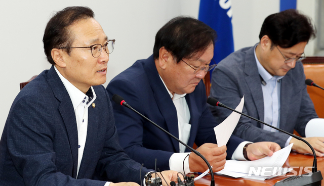 【서울=뉴시스】이종철 기자 = 26일 오전 서울 여의도 국회에서 열린 더불어민주당 정책조정회의에서 홍영표 원내대표가 모두발언을 하고 있다. 2018.07.26.&nbsp; jc4321@newsis.com