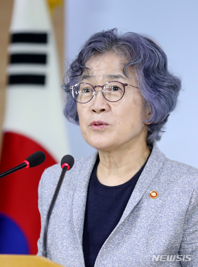 【서울=뉴시스】전진환 기자 = 박은정 국민권익위원장이 지난해 7월 서울 종로구 정부서울청사에서 브리핑을 하고 있다. 2018.07.26. amin2@newsis.com