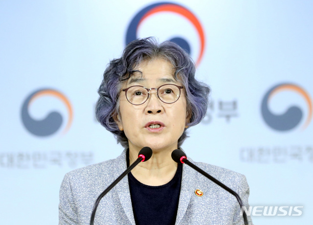 【서울=뉴시스】전진환 기자 = 박은정 국민권익위원장이 26일 오전 서울 종로구 정부서울청사 브리핑실에서 공공기관 해외출장 지원 실태 점검 결과 및 종합대책을 발표하고 있다. 2018.07.26.&nbsp; amin2@newsis.com