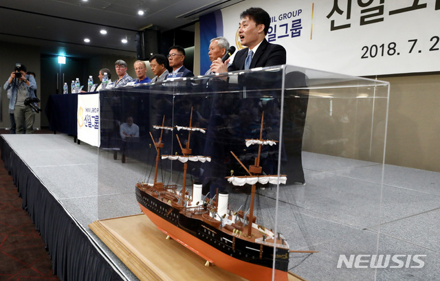 【서울=뉴시스】이영환 기자 = 최용석 신일그룹 대표이사 회장이 26일 오전 서울 종로구 세종문화회관 세종홀에서 신일그룹 돈스코이호 기자간담회에 참석해 취재진의 질문에 답하고 있다. 2018.07.26.&nbsp; 20hwan@newsis.com