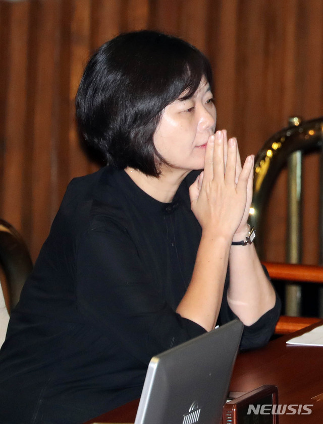 【서울=뉴시스】홍효식 기자 = 정의당 이정미 대표가 26일 오전 서울 여의도 국회에서 본회의가 열리기 앞서 생각에 잠겨 있다. 2018.07.26.&nbsp; yesphoto@newsis.com