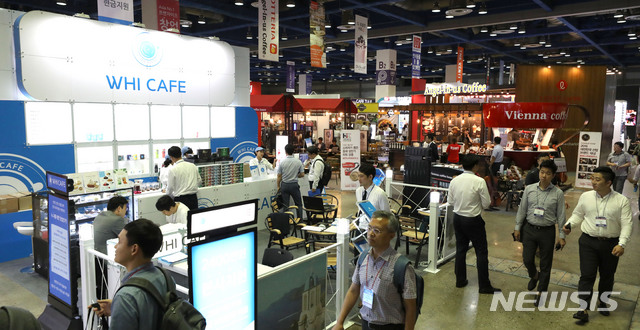 【서울=뉴시스】김선웅 기자 = 26일 서울 강남구 코엑스에서 열린 제48회 프랜차이즈 창업박람회에서 참가자들이 창업 상담을 받고 있다. 2018.07.26. mangusta@newsis.com