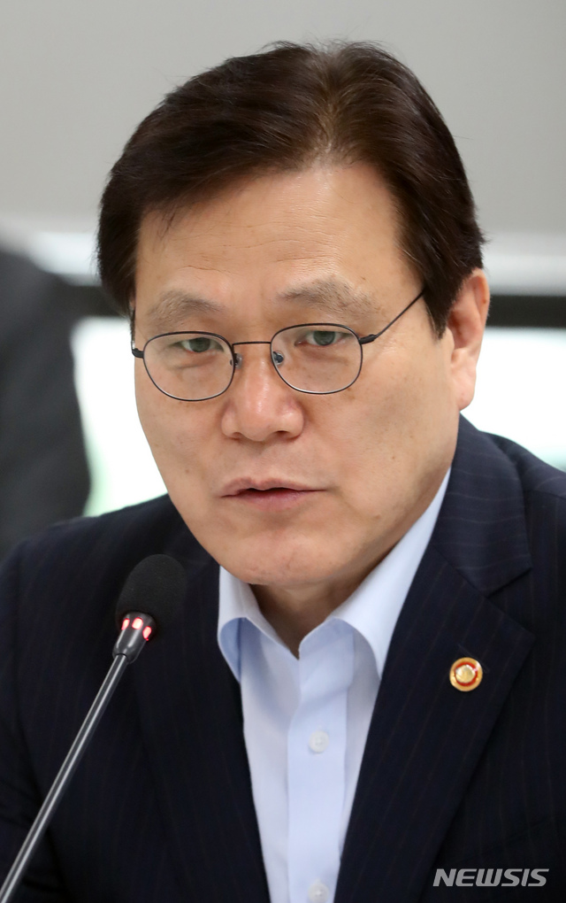 【서울=뉴시스】임태훈 기자 = 최종구 금융위원장이 26일 오전 서울 종로구 중앙서민금융진흥원에서 열린 서민금융지원 현장점검에서 모두발언하고 있다. 2018.07.26.&nbsp;&nbsp; taehoonlim@newsis.com