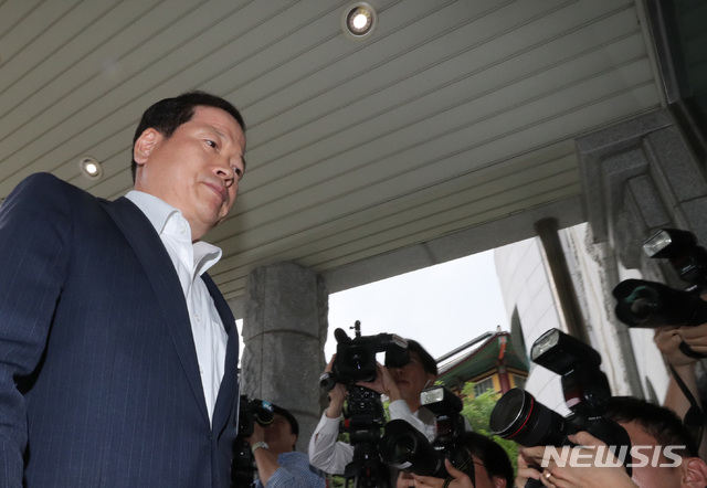 【서울=뉴시스】전진환 기자 = 국군기무사령부의 계엄령 문건 작성과 관련해 소강원 기무사 참모장이 26일 오후 서울 용산구 국방부 군 특별수사단으로 피의자 신분으로 조사를 받기 위해 들어오고 있다. 2018.07.26.&nbsp; amin2@newsis.com 
