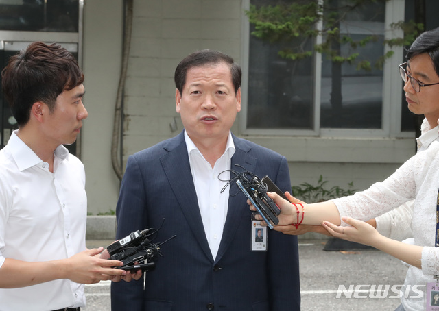 【서울=뉴시스】전진환 기자 = 국군기무사령부의 계엄령 문건 작성과 관련해 소강원 기무사 참모장이 26일 오후 서울 용산구 국방부 군 특별수사단으로 피의자 신분으로 조사를 출석해 기자들의 질문에 답하고 있다. 2018.07.26.&nbsp; amin2@newsis.com 