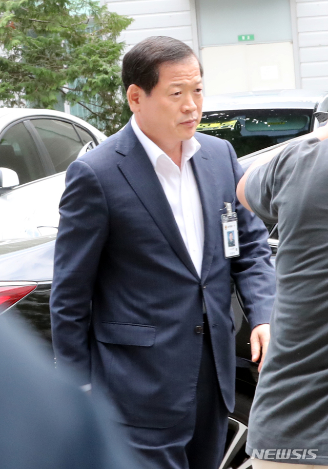 【서울=뉴시스】전진환 기자 = 국군기무사령부의 계엄령 문건 작성과 관련해 소강원 기무사 참모장이 26일 오후 서울 용산구 국방부 군 특별수사단으로 조사를 받기위해 출석하고 있다. 2018.07.26. amin2@newsis.com