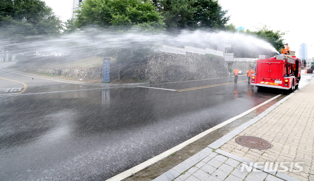【서울=뉴시스】전진환 기자 = 연일 폭염이 계속되는 가운데 26일 오후 서울 용산구 국방부에서 군 관계자들이 도로에 살수작업을 하고 있다. 2018.07.26.&nbsp; amin2@newsis.com