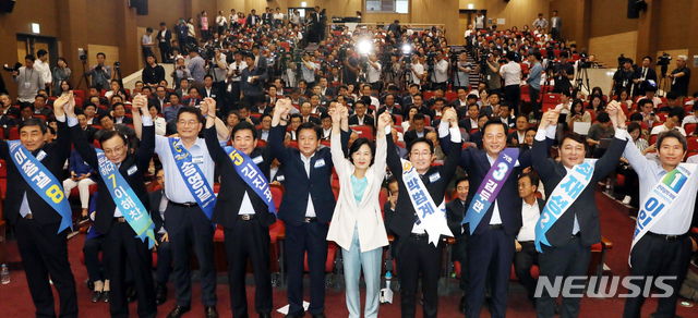 【서울=뉴시스】이종철 기자  = 26일 오후 서울 여의도 국회 의원회관에서 열린 더불어민주당 당대표 선출을 위한 예비경선대회에서 추미애 대표, 노웅래 중앙당선관위원장과 8명의 후보가 만세삼창을 하고 있다. 2018.07.26.  jc4321@newsis.com