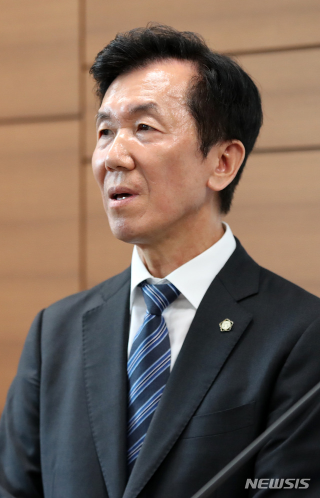 【서울=뉴시스】김선웅 기자 = 하창우 전 대한변호사협회 회장이 26일 오후 서울 서초구 서울고검 기자실에서 형사성공보수 무효판결과 관련한 간담회를 하고 있다. 2018.07.26.&nbsp; mangusta@newsis.com