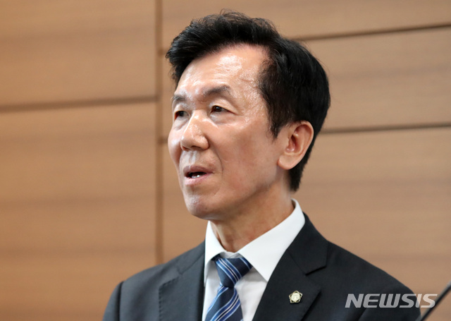 【서울=뉴시스】김선웅 기자 = 하창우 전 대한변호사협회 회장이 26일 오후 서울 서초구 서울고검 기자실에서 형사성공보수 무효판결과 관련한 간담회를 하고 있다. 2018.07.26.&nbsp; mangusta@newsis.com