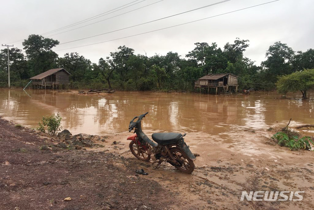 【사남사이(라오스)=AP/뉴시스】댐 붕괴로 범람한 물에 잠겼던 라오스 남동부 아타프주의 사남사이 마을에서 26일 서서히 물이 빠지고 있다. 라오스 당국은 최소 26명이 사망하고 수백명이 실종된 댐 붕괴 사고 원인을 조사 중이다. 2018.7.26