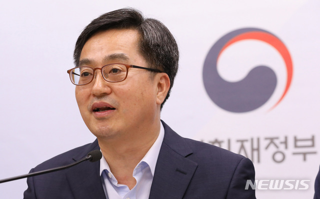 【세종=뉴시스】강종민 기자 = 김동연 경제부총리 겸 기획재정부 장관이 지난 26일 정부세종청사에서 2018년 세법개정안을 발표한 뒤 기자들의 질문에 답변하고 있다. 2018.07.30.&nbsp; ppkjm@newsis.com