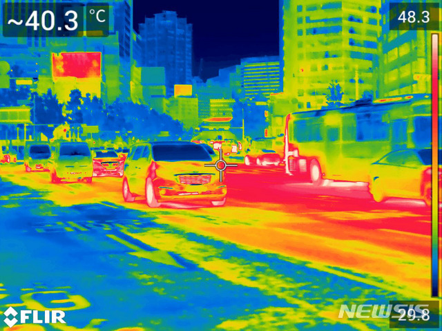 【서울=뉴시스】박주성 기자 = 폭염이 계속되고 있는 26일 오후 서울 중구 서울시청 앞 도로에 달리는 자동차가 열기를 뿜으며 달리고 있다.&nbsp; 사진은 Flir 열화상 카메라로 찍은 자동차들의 모습이며, 화면의 붉은색 부분은 높은 온도(최고 50.6도)를 나타내며, 푸른색 부분은 낮은 온도(최저 32.9도)를 나타내고 있다. 2018.07.26.&nbsp; park7691@newsis.com