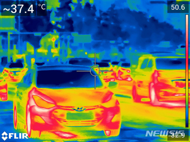 【서울=뉴시스】박주성 기자 = 폭염이 계속되고 있는 26일 오후 서울 중구 서울시청 앞 도로에 달리는 자동차가 열기를 뿜으며 달리고 있다.  사진은 Flir 열화상 카메라로 찍은 자동차들의 모습이며, 화면의 붉은색 부분은 높은 온도(최고 50.6도)를 나타내며, 푸른색 부분은 낮은 온도(최저 32.9도)를 나타내고 있다. 2018.07.26. park7691@newsis.com