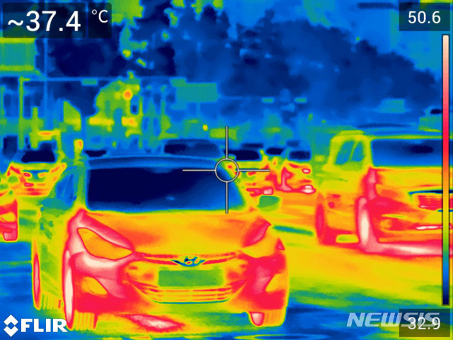 【서울=뉴시스】박주성 기자 = 폭염이 계속되고 있는 26일 오후 서울 중구 서울시청 앞 도로에 달리는 자동차가 열기를 뿜으며 달리고 있다.&nbsp; 사진은 Flir 열화상 카메라로 찍은 자동차들의 모습이며, 화면의 붉은색 부분은 높은 온도(최고 50.6도)를 나타내며, 푸른색 부분은 낮은 온도(최저 32.9도)를 나타내고 있다. 2018.07.26.&nbsp; park7691@newsis.com