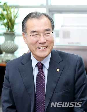 【서울=뉴시스】 문재인 대통령은 26일 농림축산식품부 장관 후보자에 더불어민주당 이개호 의원을 내정했다. 2018.07.26. (사진=청와대 제공)&nbsp; photo@newsis.com 