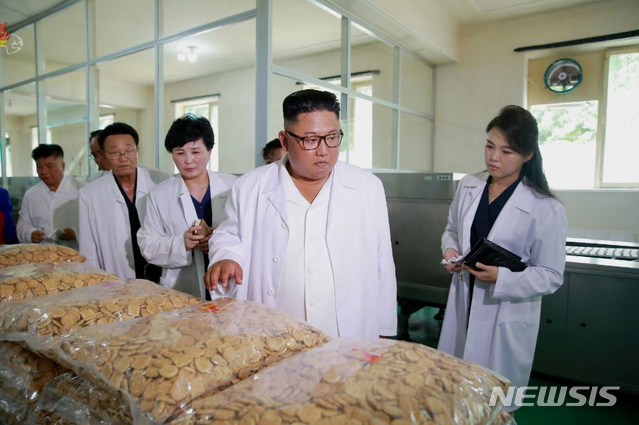 [서울=뉴시스]북한 조선중앙TV는 김정은 국무위원장이 부인 리설주와 송도원종합식료공장을 현지지도했다고 2018년 7월 26일 보도했다. 2026.05.15. (출처=조선중앙TV 캡쳐)&nbsp; photo@newsis.com