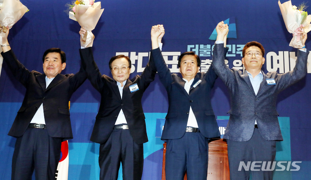 【서울=뉴시스】이종철 기자 = 26일 서울 여의도 국회 의원회관에서 열린 더불어민주당 당대표 선출을 위한 예비경선대회에서 경선을 통과한 왼쪽부터 김진표, 이해찬, 송영길 후보가 노웅래 중앙당선관위원장과 포즈를 취하고 있다. 2018.07.26.&nbsp; jc4321@newsis.com