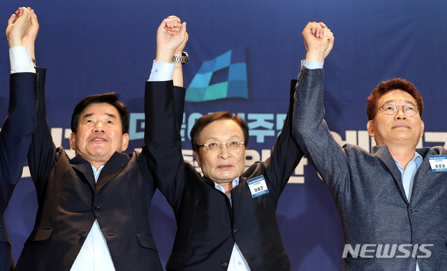 【서울=뉴시스】이종철 기자 = 26일 서울 여의도 국회 의원회관에서 열린 더불어민주당 당대표 선출을 위한 예비경선대회에서 경선을 통과한 왼쪽부터 김진표, 이해찬, 송영길 후보가 손을 맞잡고 포즈를 취하고 있다. 2018.07.26.&nbsp; jc4321@newsis.com