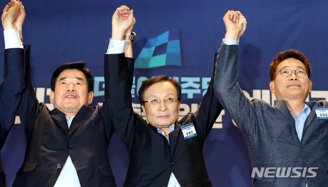 【서울=뉴시스】이종철 기자 = 26일 서울 여의도 국회 의원회관에서 열린 더불어민주당 당대표 선출을 위한 예비경선대회에서 경선을 통과한 왼쪽부터 김진표, 이해찬, 송영길 후보가 손을 맞잡고 포즈를 취하고 있다. 2018.07.26.&nbsp; jc4321@newsis.com