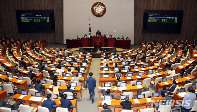 【서울=뉴시스】박영태 기자 = 26일 오후 서울 영등포구 여의도 국회 본청에서 진행된 제362회 국회(임시회) 제3차 본회의에서 노정희 이동원 김선수 대법관 후보자에 대한 임명동의안이 가결되고 있다. 2018.07.26.since1999@newsis.com