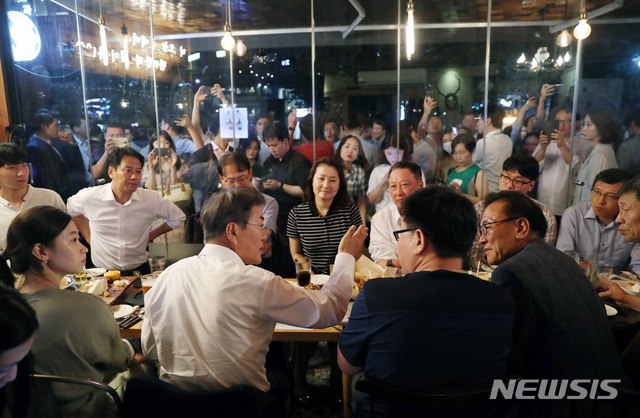 【서울=뉴시스】전신 기자 = 문재인 대통령이 26일 오후 서울 광화문 인근 호프집을 방문해 '퇴근길 국민과의 대화' 일환으로 참석자들과 맥주를 마시며 대화하고 있다. 이 자리에는 박용만 대한상의회장과 청년 구직자, 경력단절 여성구직자, 최저임금 적용 근로자(아파트 경비원), 중소기업 대표, 편의점 점주, 서점, 음식점, 도시락업체 대표, 인근 직장인 등이 참석했다. 2018.07.26. photo1006@newsis.com