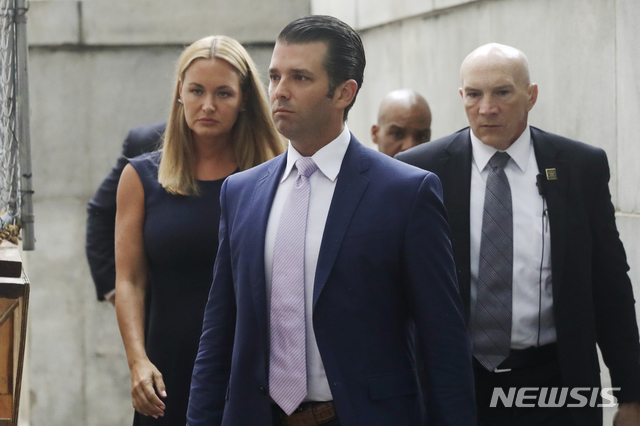 【뉴욕=AP/뉴시스】 도널드 트럼프 미 대통령의 장남 주니어가 26일 이혼재판 판사 청문 절차에 참석하기 위해 부인 바네사와 법원으로 들어가고 있다. 2005년 결혼한 부부는 '다섯' 자녀를 두었다. 2018. 7. 26. 