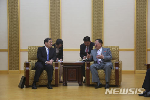 방북한 쿵쉬안유 중국 외교부 부부장이 26일 평양에서 리용호 북한 외무상과 만나 북중관계와 비핵화 문제 등에 관해 협의했다(중국 외교부 캡처)