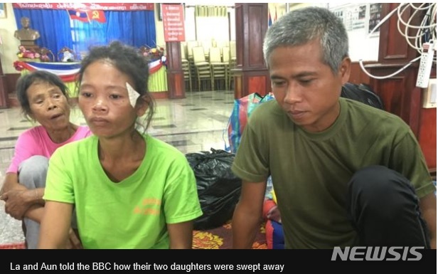【서울=뉴시스】댐 붕괴에 따른 홍수로 두 딸을 잃언 라오스의 한 부부가 망연자실한 표정으로 인터뷰를 하고 있다.(사진출처:BBC 홈페이지 캡처) 2018.07.26.