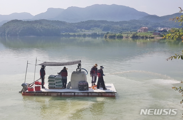【옥천=뉴시스】이성기 기자 = 27일 오전 한국농어촌공사 옥천·영동지사가 녹조가 심각한 옥천군 개심저수지(이원)와 삼방저수지(청산)에서 녹조 방제 작업을 하고 있다.2018.07.27(사진=한국농어촌공사 옥천영동지사 제공) photo@newsis.com