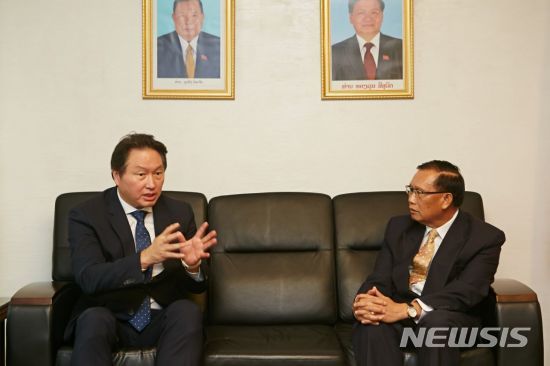 최태원 SK그룹 회장(왼쪽)이 27일 오후 서울 용산구 한남동 소재 라오스대사관에서 깜수와이 깨오달라봉 대사와 대화하고 있다. 사진=SK 제공&nbsp; 