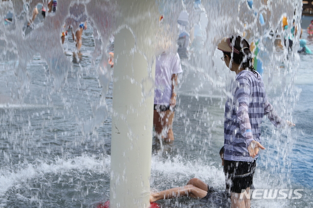 【양구=뉴시스】한윤식 기자 = 27일 오후 강원 양구읍 서천 레포츠공원에서 개막된 청춘양구 배꼽축제에서 어린이들이 물놀이를 즐기고 있다. 2017.07.27.&nbsp; ysh@newsis.com 