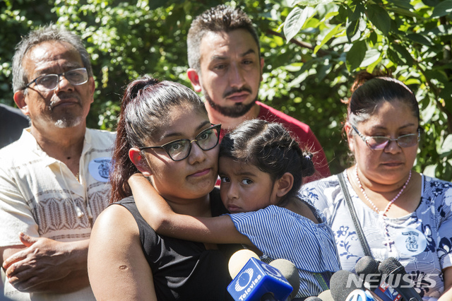 【뉴욕=AP/뉴시스】딸과 강제로 헤야져야 했던 불법 이민 여성 페를라 실바(가운데)가 26일 뉴욕에서 다시 만난 딸 아일린을 품에 꼭 안고 기자들과 이야기하고 있다. 트럼프 미 행정부는 법원이 강제 격리된 불법 이민자 자녀들을 모두 부모와 재결합시키라고 명령한 시한인 26일 1820명의 불법 이민 어린이들이 부모와 재결합했다고 밝혔다. 그러나 여전히 약 700명의 어린이들은 부모와 만나지 못하고 있다. 2018.7.27