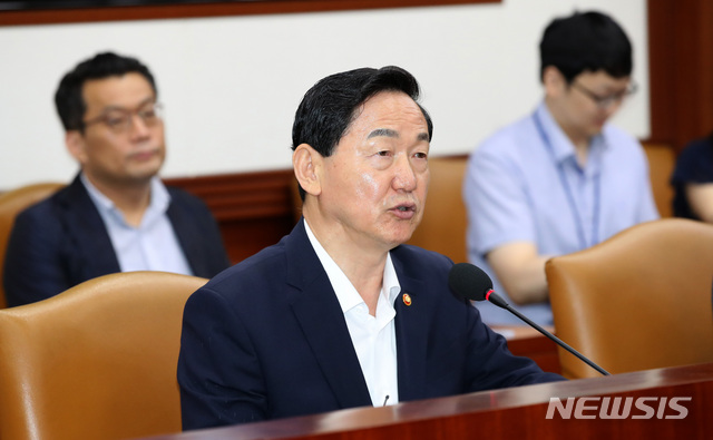 【서울=뉴시스】김선웅 기자 = 27일 서울 종로구 정부서울청사에서 열린 제7차 사회관계장관회의에서 김상곤 사회부총리 겸 교육부 장관이 모두발언을 하고 있다. 2018.07.27. mangusta@newsis.com