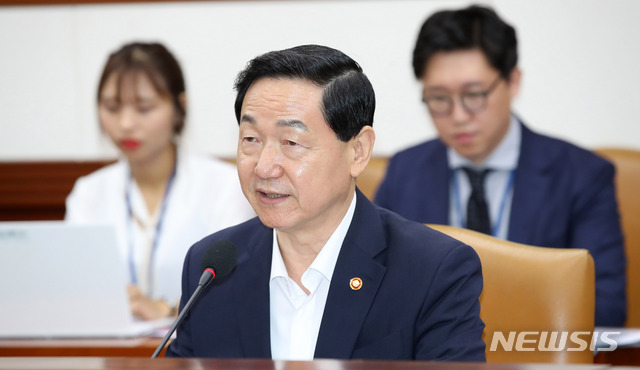 【서울=뉴시스】김선웅 기자 = 27일 서울 종로구 정부서울청사에서 열린 제7차 사회관계장관회의에서 김상곤 사회부총리 겸 교육부 장관이 모두발언을 하고 있다. 2018.07.27.&nbsp; mangusta@newsis.com