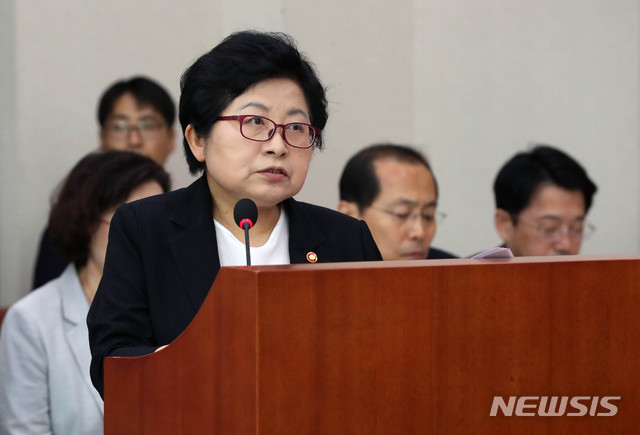 【서울=뉴시스】홍효식 기자 = 정현백 여성가족부 장관이 27일 오전 서울 여의도 국회 여성가족위원회 회의실에서 열린 전체회의에 출석해 업무보고를 하고 있다. 2018.07.27.&nbsp; yesphoto@newsis.com