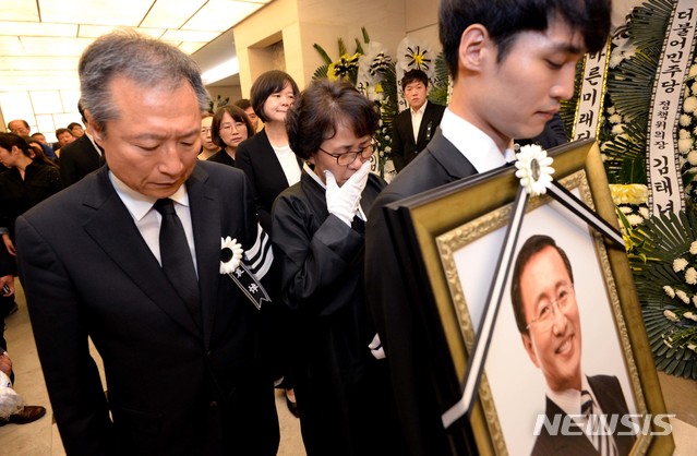 【서울=뉴시스】이영환 기자 = 고(故) 노회찬 정의당 의원의 장례 마지막 날인 27일 오전 서울 신촌 세브란스병원 장례식장에서 발인식이 엄수되고 있는 가운데 부인 김지선 씨가 오열하고 있다. 2018.07.27. photo@newsis.com