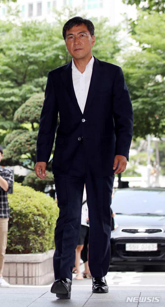 【서울=뉴시스】김진아 기자 = 자신의 비서를 성폭행한 혐의를 받는 안희정 전 충남지사가 27일 오전 서울 마포구 서부지방법원에서 열린 결심 공판에 출석하고 있다. 2018.07.27. bluesoda@newsis.com