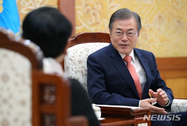 【서울=뉴시스】 문재인 대통령이 오는 30일부터 닷새간 여름휴가를 보낸다고 청와대가 27일 밝혔다. 사진은 문 대통령이 이날 청와대에서 조코 위도도 인도네시아 대통령 특사 자격으로 방한한 레트노 마르수디 인도네시아 외교장관을 접견하는 모습이다. (사진=박진희 기자) 2018.07.27.pak7130@newsis.com