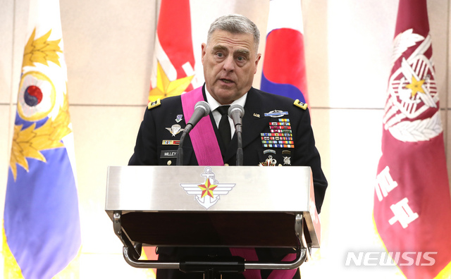 【서울=뉴시스】김선웅 기자 = 27일 오후 서울 용산구 국방부에서 열린 보국훈장 서훈식에서 마크밀리 미 육군참모총장이 보국훈장 통일장을 수여받은 후 소감을 전하고 있다. 2018.07.27. mangusta@newsis.com