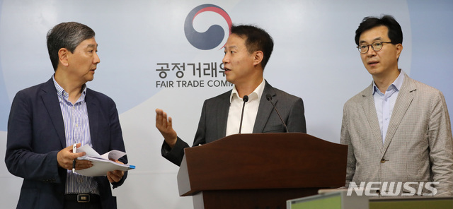 【세종=뉴시스】강종민 기자 = 공정거래법 전면개편 특별위원회 유진수 위원장과 이봉의 경쟁법제 분과위원장, 이황 절차법제 분과위원장이 지난 27일 정부세종청사에서 '공정거래법 전면개편 방안 최종보고서'를 발표한 뒤 기자들의 질문에 답변을 상의하고 있다. 2018.07.29.&nbsp; ppkjm@newsis.com