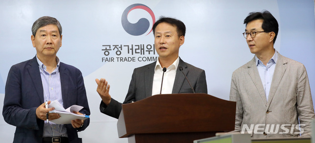 【세종=뉴시스】강종민 기자 = 공정거래법 전면개편 특별위원회 유진수 위원장(왼쪽)과 이봉의 경쟁법제 분과위원장, 이황 절차법제 분과위원장이 지난 27일 정부세종청사에서 '공정거래법 전면개편 방안 최종보고서'를 발표하고 있다. 2018.07.29.&nbsp; ppkjm@newsis.com